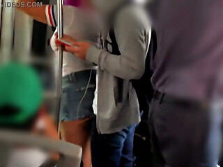 Arrim&oacute_n a mexicana EN MINIFALDA Metrobus