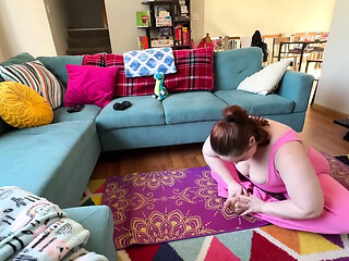 Chubby MILF Katie gets off during kinky naked yoga