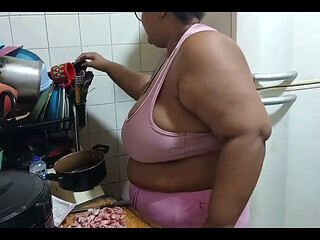 Stepmother in the Kitchen, Fucking Until She Gets a Lot of Cum in Her Mouth.