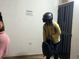 SE COJE AL REPARTIDOR DE PIZZA EN FORMA DE PAGO ! QUE TRAVIEZA