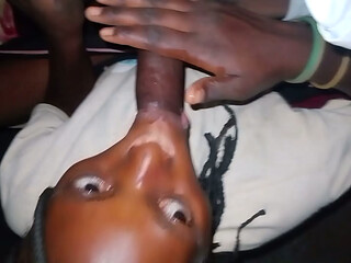 Ma secr&eacute_taire &eacute_b&egrave_ne chaude me fait une fellation et me laisse la baiser