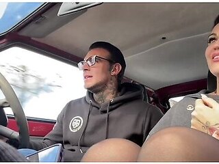 Milf Tradisce Il Suo Ragazzo Con Uno Sconosciuto Nella Sua Panda Lucas Speracchi