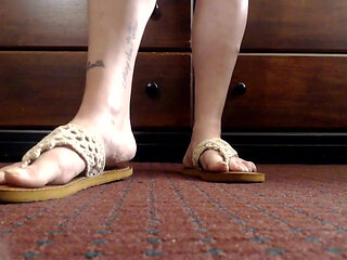 Standing leather flipflops shoeplay