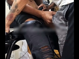 Negro alto de pau grosso se tocando comigo enquanto eu media a tatuagem