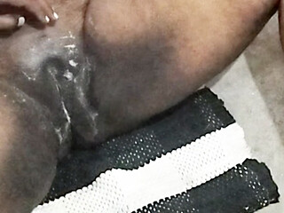 Shaving her juicy pusssy
