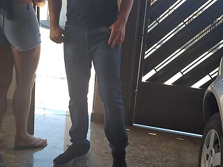 Vizinha gostosa de shortinho jeans provocando os vizinhos