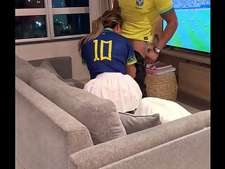 Corno me chamou para ver o jogo e fodi a esposinha safada dele - Personal Pauzudo, fode mais uma vez a casada safada da gataaasp durante o jogo do brasil e o marido corno manso grava tudo