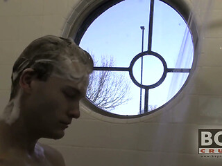 Alec Showers off