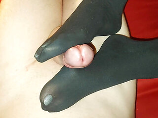 Mature housewife gives young stranger a nylon footjob