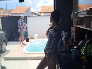 Corno da de cara com piscineiro da casa sentando a jeba na raba da sua esposa!