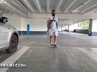 CITEBEUR.com - Bearded Arab gives his big to suck in a parking lot