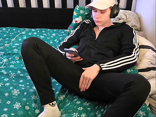 Young twingo jerking off and playing his ass
