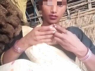Desi aunty's chut ki malai nikal li finger kar