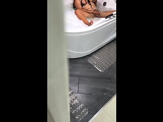 MILF CACHONDA DE CULO ENORME ES MIRADA FUTIVAMENTE POR EL PERVERTIDO DE SU HIJASTRO MIENTRAS SE MASTURBA EN LA DUCHA