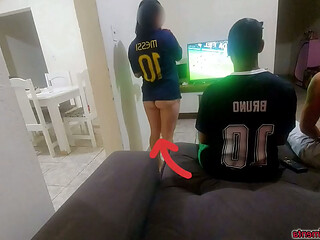 tive que fazer sexo com amigo do meu marido por causa de uma aposta, mas fiquei com tes&atilde_o e acabei fazendo DP com os dois