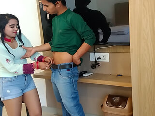 TV banane aaya tha aur Akeli ladki dekh ke pel diya