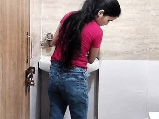 Sister in law ko bathroom me pakad ke jabar dasti pela