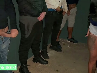 Maridos cornos levam esposas para foder com clientes do posto BR RED1