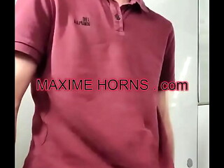 comment cacher cette grosse bite...je sais pas si le t-shirt c'_est une bonne id&eacute_e ?how to hide this big dick...i don'_ ...