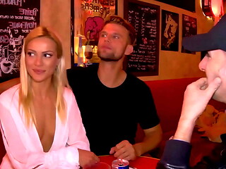 Cherry Kiss, blonde tr&egrave_s coquine, aime la baise !