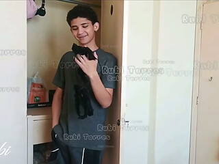 O novinho Erick Rosa de 18 anos meteu com for&ccedil_a no cu da g&oacute_tica rabuda Rubi Torres, que gemia alto enquanto tirava a virgindade do garoto inexperiente.