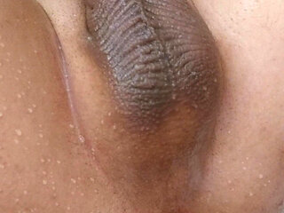 Je joue seul sous la douche anal gay fuckmachine  gros plan