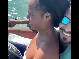 Novinha Brasileira deliciosa da perdido no corno manso e vai fuder com o instrutor de jetski no mar longe de marido corno.