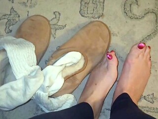 CRUSH GODDESS STEPHANIE - Stinky Feet Ugg Boot Removal