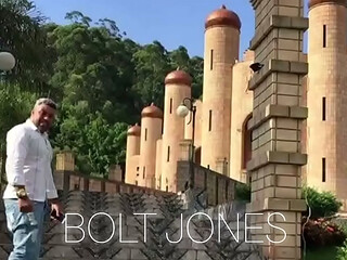 CASEIRO GOSTOSO DE SE VER :patr&atilde_o chega da Ar&aacute_bia saudita em sua casa no Brasil , vai no quarto da empregada a safada finge que esta cochilando deixa o patr&atilde_o comer ela.