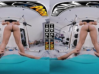 Virtual XXX: Johnny Love seduces Anais Amore at the gym