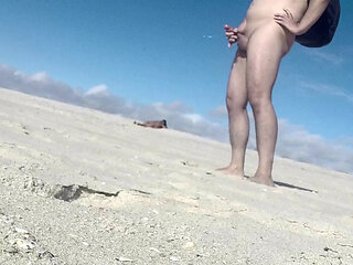 I showed my hard cock cumming, next to a fat old man who was going to the beach.