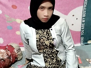 Beautiful Blonde in Kebaya Returns to Kondangan