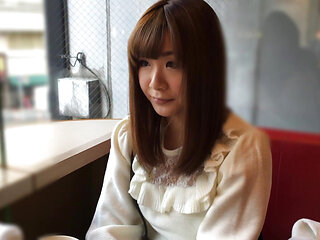 M434g07 a 20 Year Old Beautiful Girl with a Slightly Vigilant Face to Face