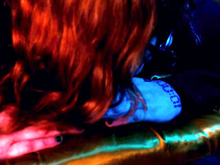 MEU CHEFE ME OFERECEU UMA PROMO&Ccedil_&Atilde_O EM TROCA DE BRINCAR GOSTOSO COM MEUS P&Eacute_S, FIZ AT&Eacute_ UM FOOTJOB NELE - COMPLETO NO RED - SERENA