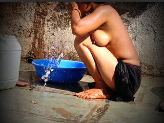 Outside the outdoor house, in the courtyard, the stepsister is bathing openly completely naked, the very beautiful slender waist