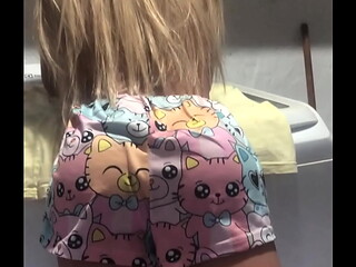O olhar da porca velha e imunda em sua INTEADA jovem e safada ( SEX TOY )