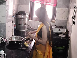 Naukrani ko sab ke samne pakad ke jabar dasti choda