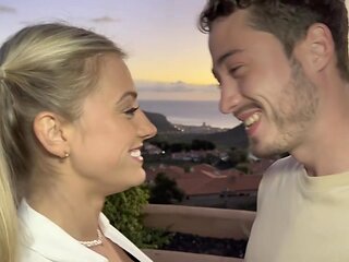 Alice cracks with excitement - Jacquie et Michel TV