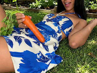 BRINCANDO NA HORTA COM A MAIOR CENOURA, SER&Aacute_ QUE ELA AGUENTA TUDO DENTRO?