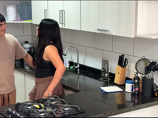 &iexcl_El compa&ntilde_ero de cuarto me coge DURO en la COCINA DE NUEVO!