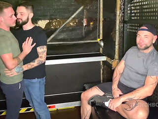 Igor Lucios fucked bareback by Apolo Adrii