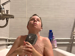 Blone MILF Spoiled in the Tub