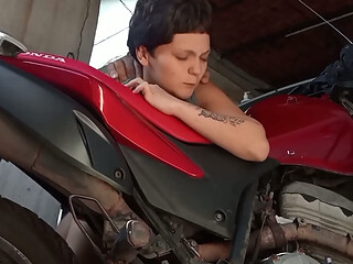 Botei a sapat&atilde_o para mamar na garagem enquanto minha mulher est&aacute_ a vendo tv com a mulher dela