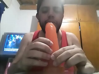 Chupando el juguete de mami 4