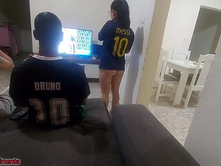 tive que fazer sexo com amigo do meu marido por causa de uma aposta, mas fiquei com tes&atilde_o e acabei fazendo DP com os dois