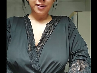 Gostosa cozinhando