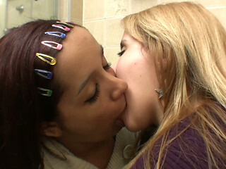 Kissing - Priscilla and Loira Nova