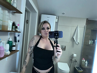 Hotty MILF gets her wet and hairy pussy licked for a satisfying squirt
