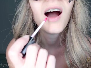 Braces enthusiast Joi enjoys tongue play with her lover