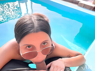 Encontre A Masturbandose En La Piscina, Me Termino Chupando La Verga